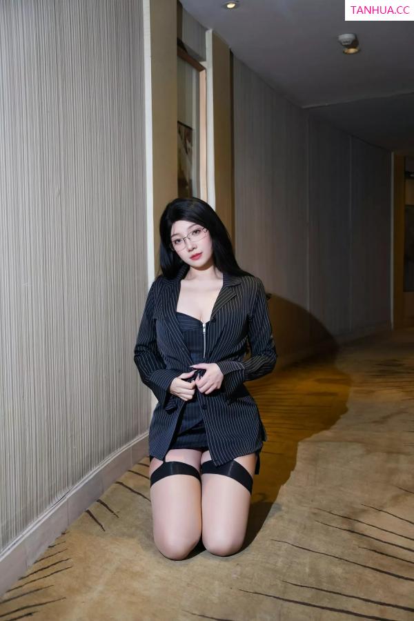   [XiuRen]高清写真图 2025.07.01 No.10487 美悠 黑色OL第10张图片